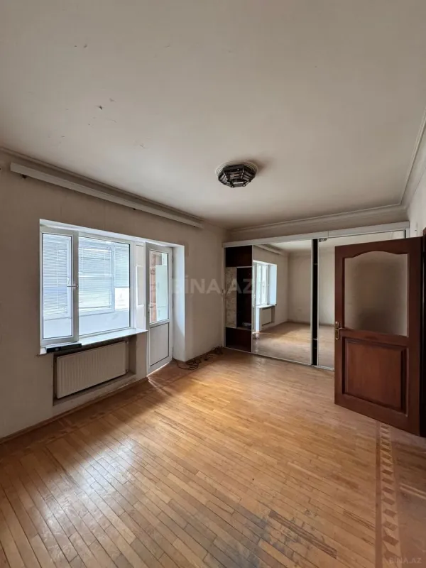 Satılır 3 otaqlı mənzil 135 m²