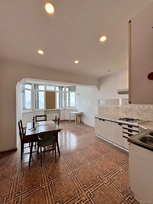 Satılır 3 otaqlı mənzil 135 m²