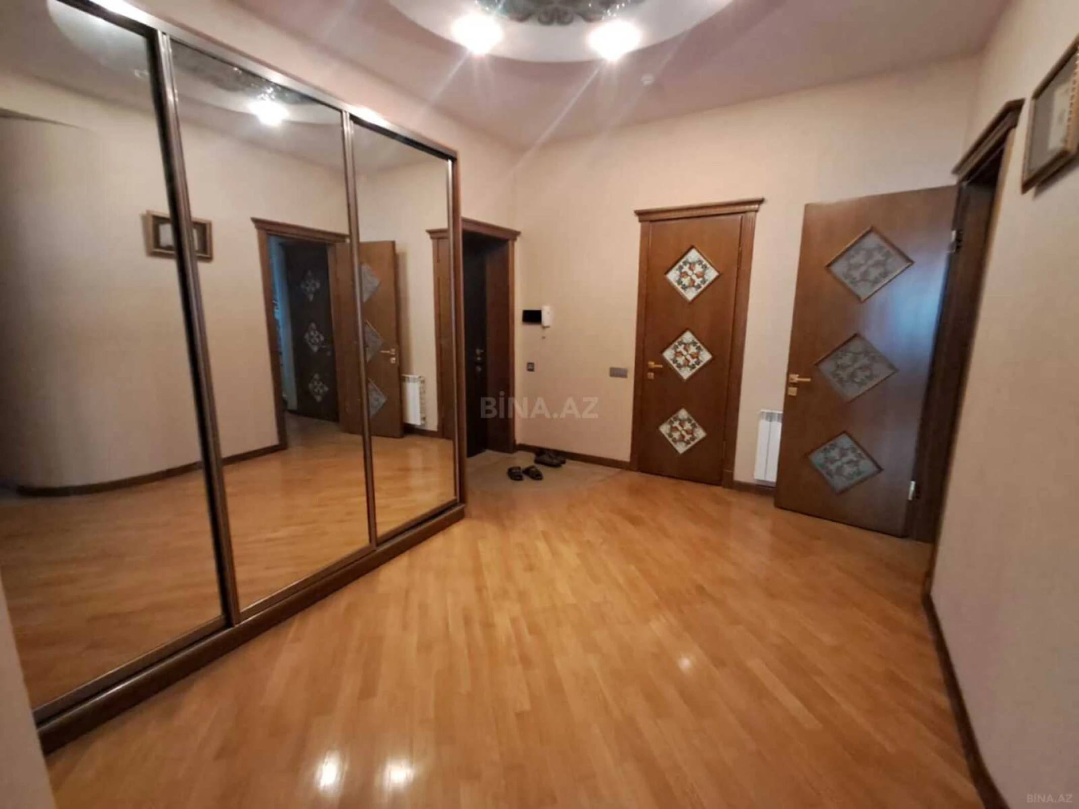 Kirayə verilir 3 otaqlı mənzil 130 m²