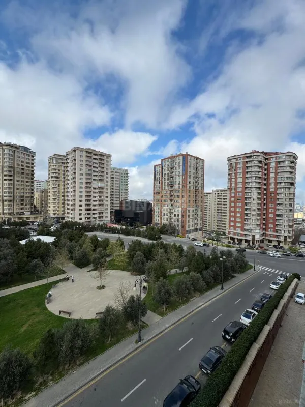 Satılır 10 otaqlı mənzil 470 m²