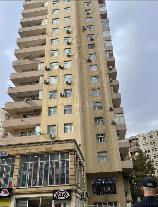 Satılır 4 otaqlı mənzil 136 m²