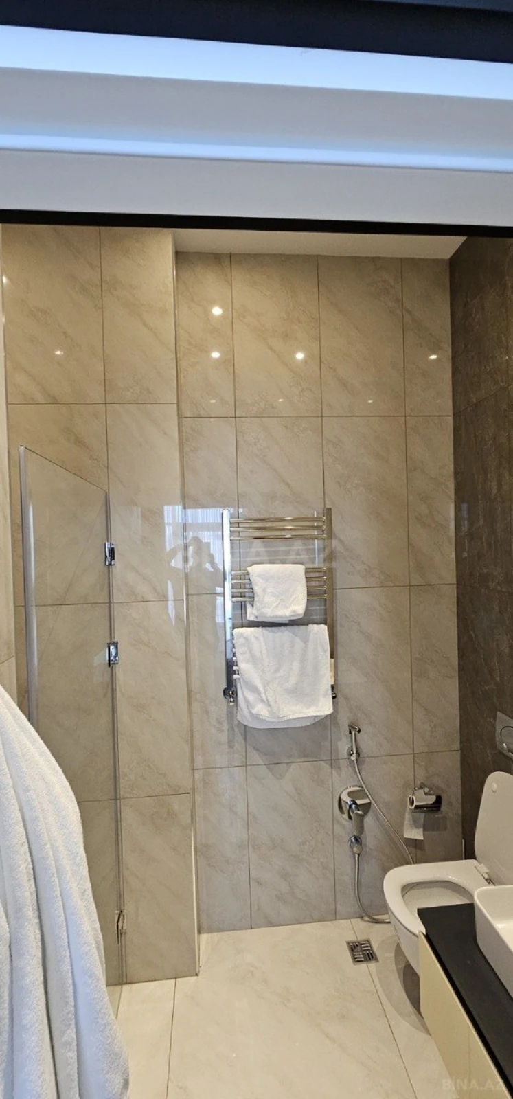 Kirayə verilir 4 otaqlı mənzil 140 m²