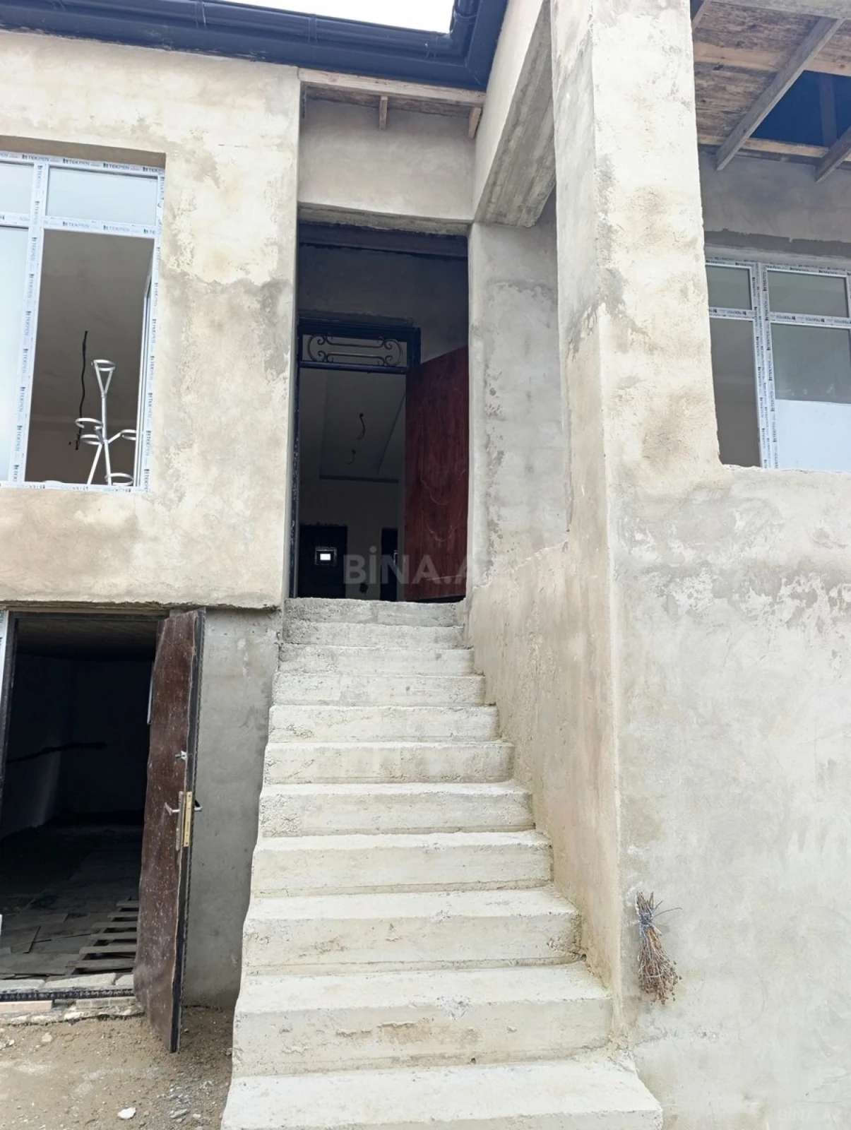 Satılır 5 otaqlı həyət evi 253 m²