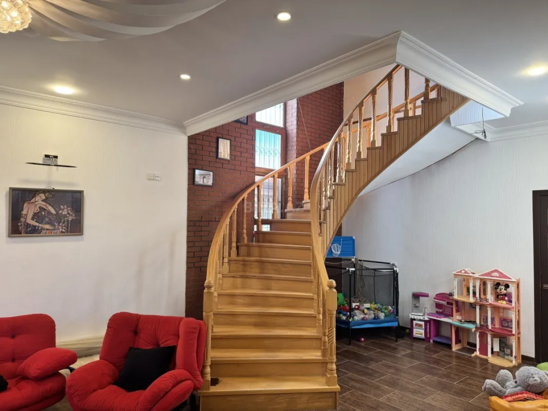 Kirayə verilir 7 otaqlı həyət evi 600 m²