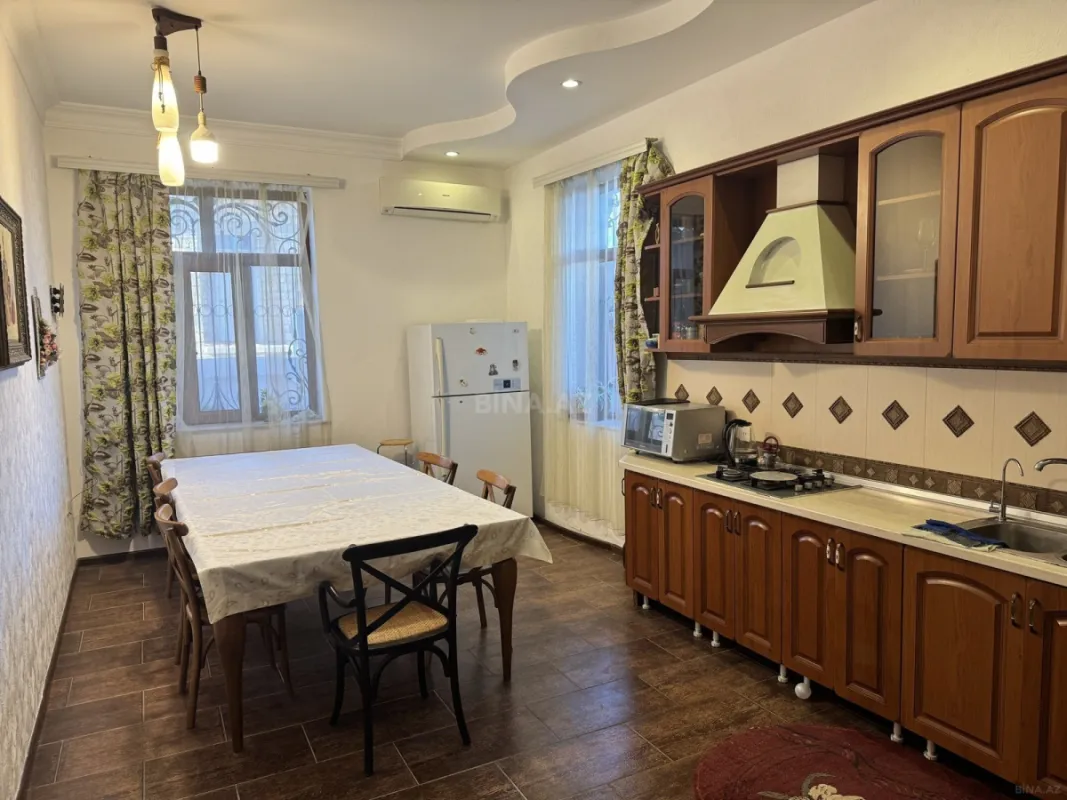 Kirayə verilir 7 otaqlı həyət evi 600 m²