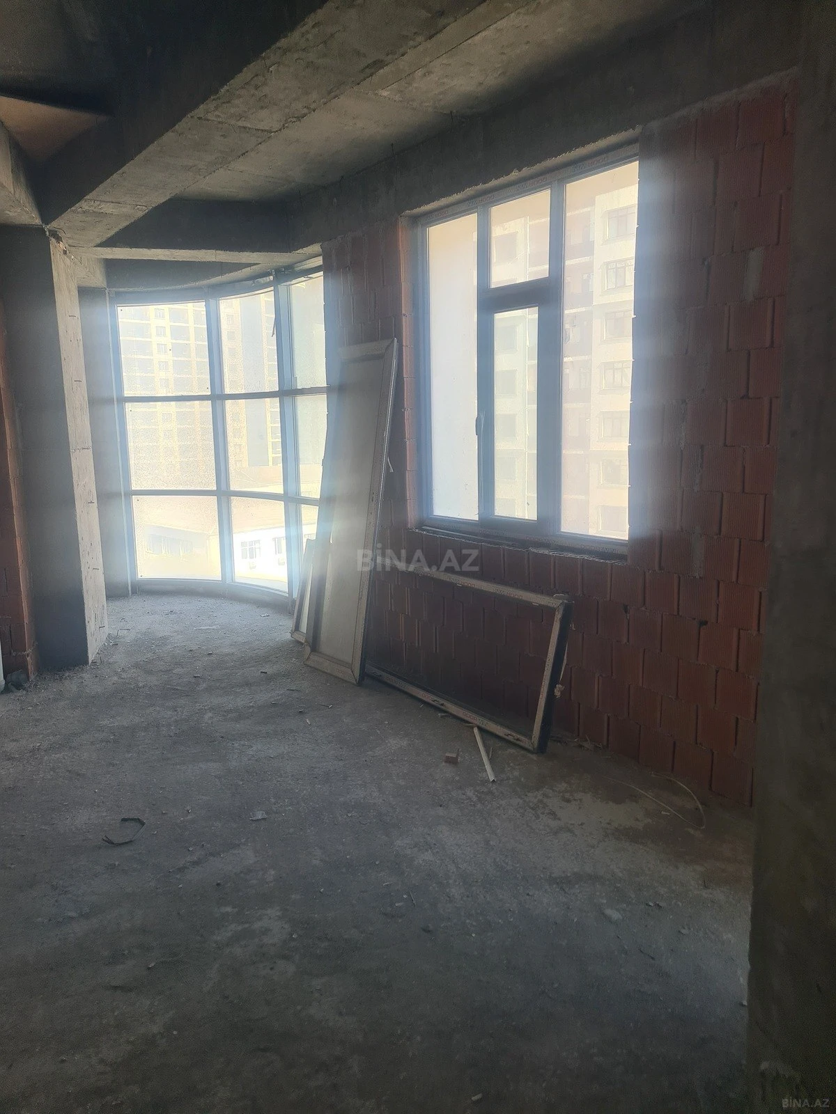 Satılır 4 otaqlı mənzil 168 m²