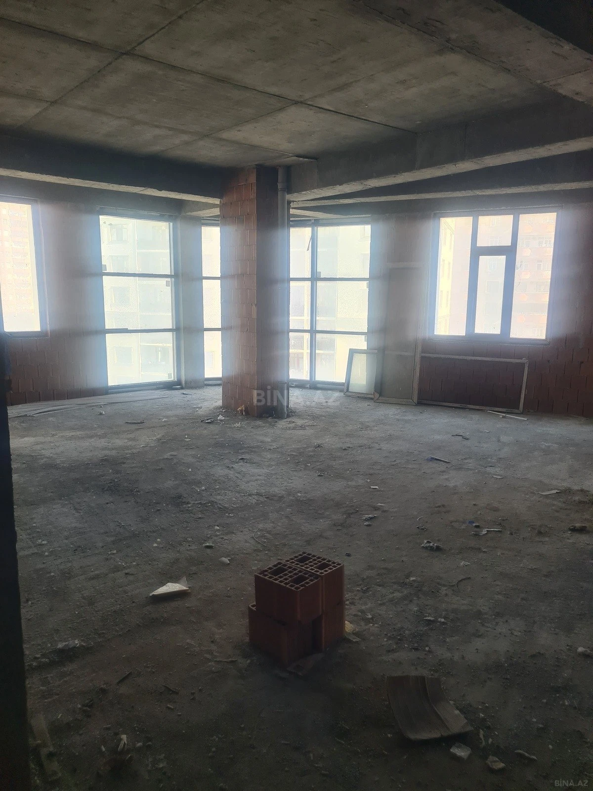 Satılır 4 otaqlı mənzil 168 m²