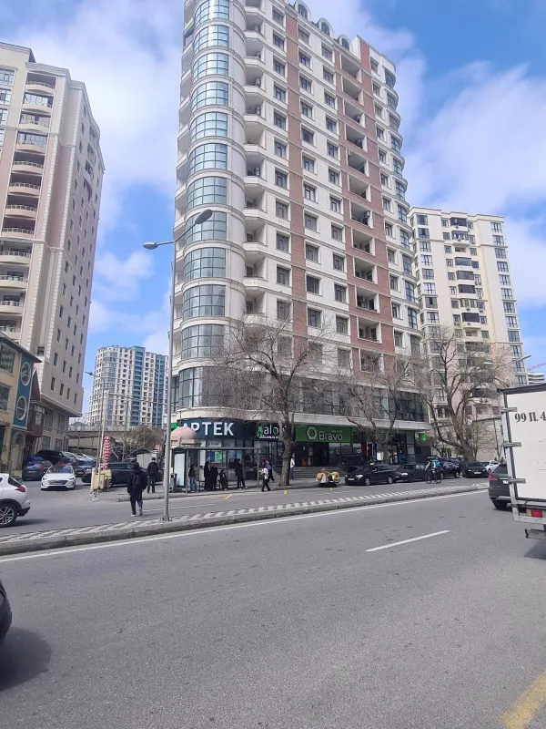 Satılır 4 otaqlı mənzil 168 m²
