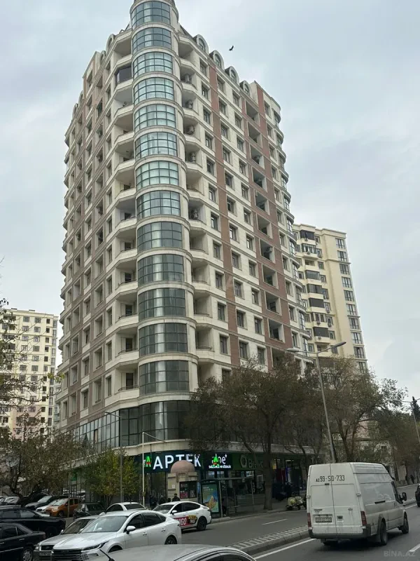 Satılır 5 otaqlı mənzil 218 m²