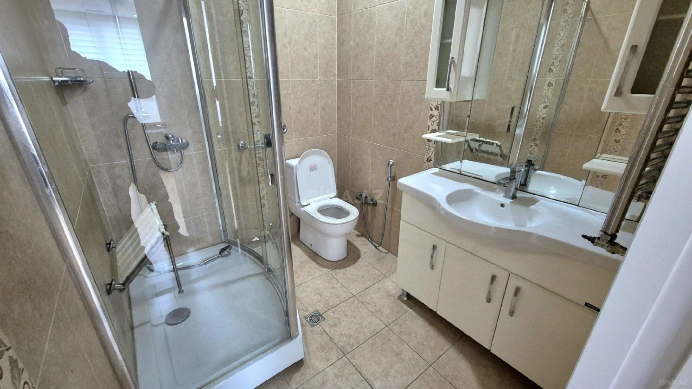 Satılır 4 otaqlı ofis 214 m²