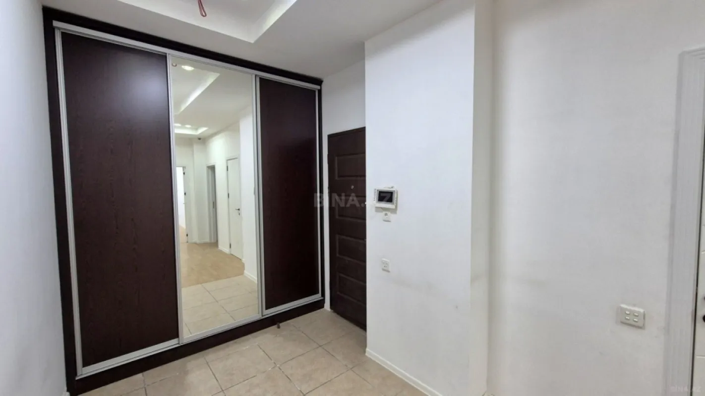 Satılır 4 otaqlı ofis 214 m²