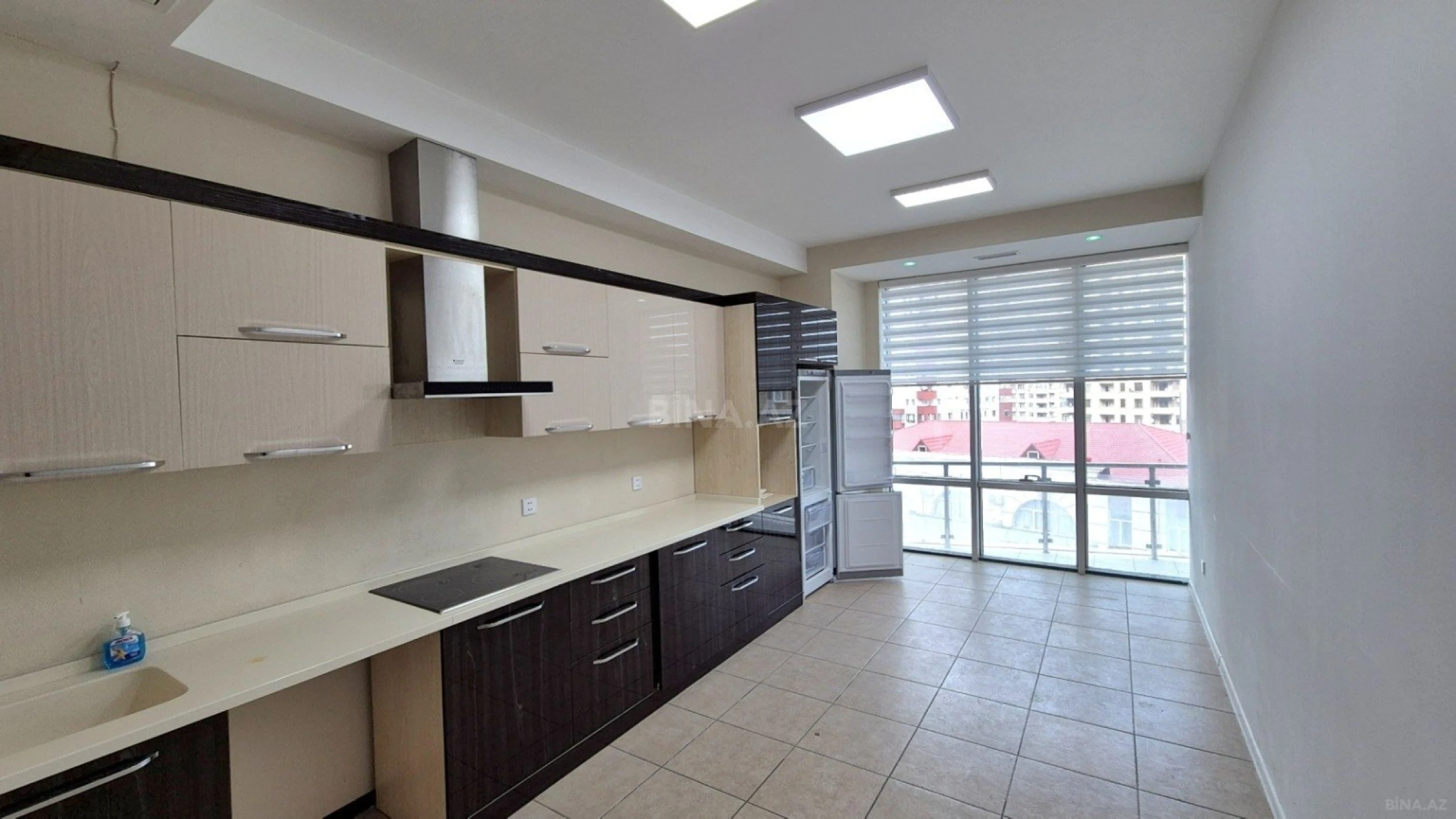 Satılır 4 otaqlı ofis 214 m²