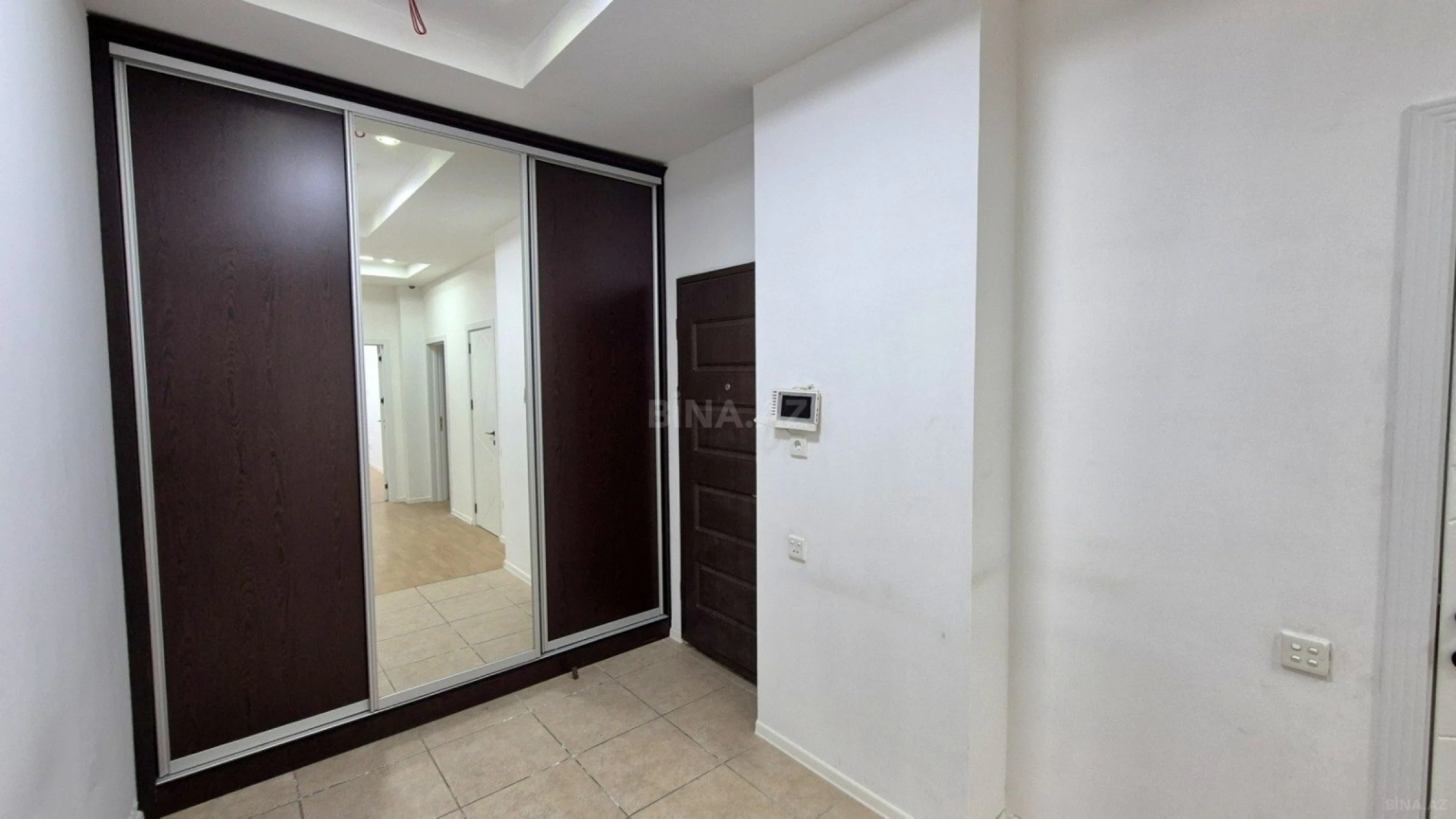 Satılır 4 otaqlı ofis 214 m²