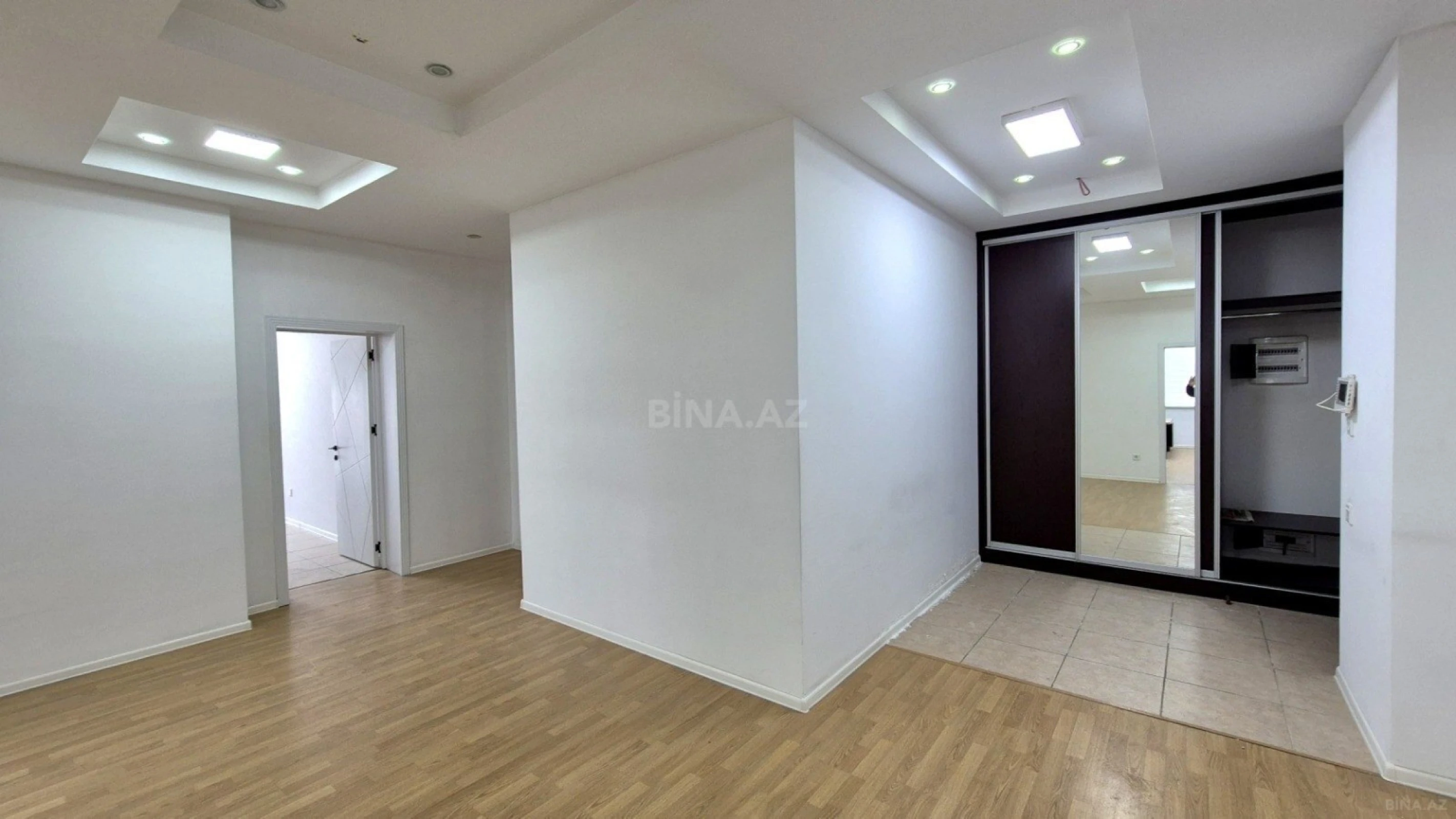 Satılır 4 otaqlı ofis 214 m²