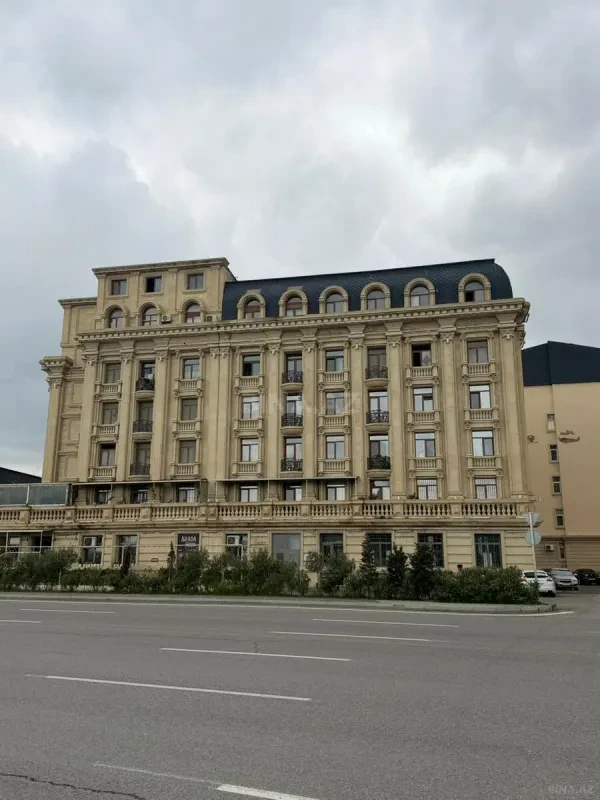 Satılır 8 otaqlı mənzil 250 m²