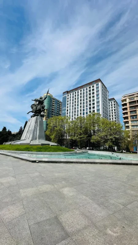 Kirayə verilir 4 otaqlı mənzil 180 m²