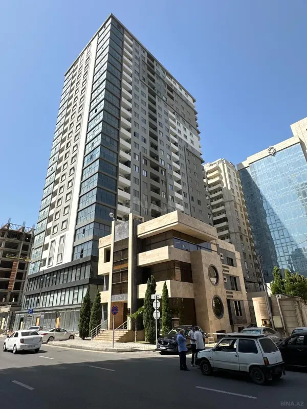 Satılır 4 otaqlı mənzil 185 m²