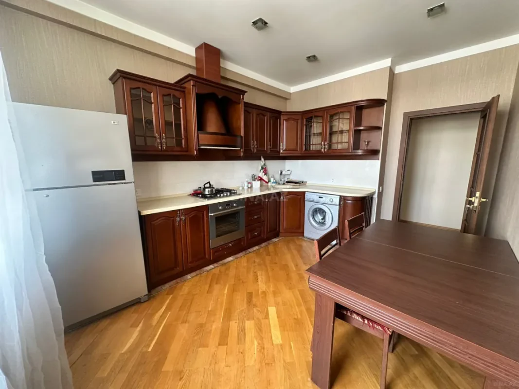 Kirayə verilir 2 otaqlı mənzil 90 m²