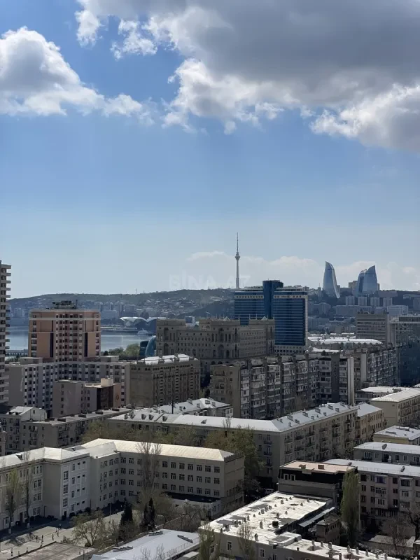 Satılır 3 otaqlı mənzil 135 m²