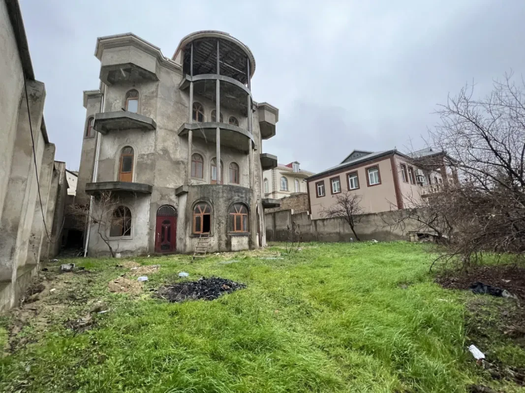 Satılır 8 otaqlı həyət evi 1440 m²