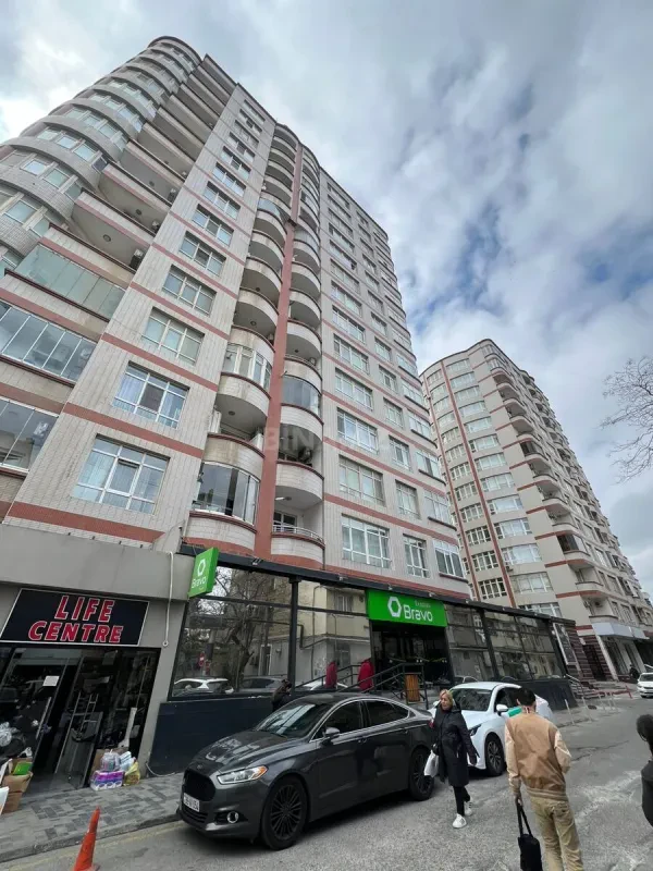 Satılır 5 otaqlı mənzil 194 m²