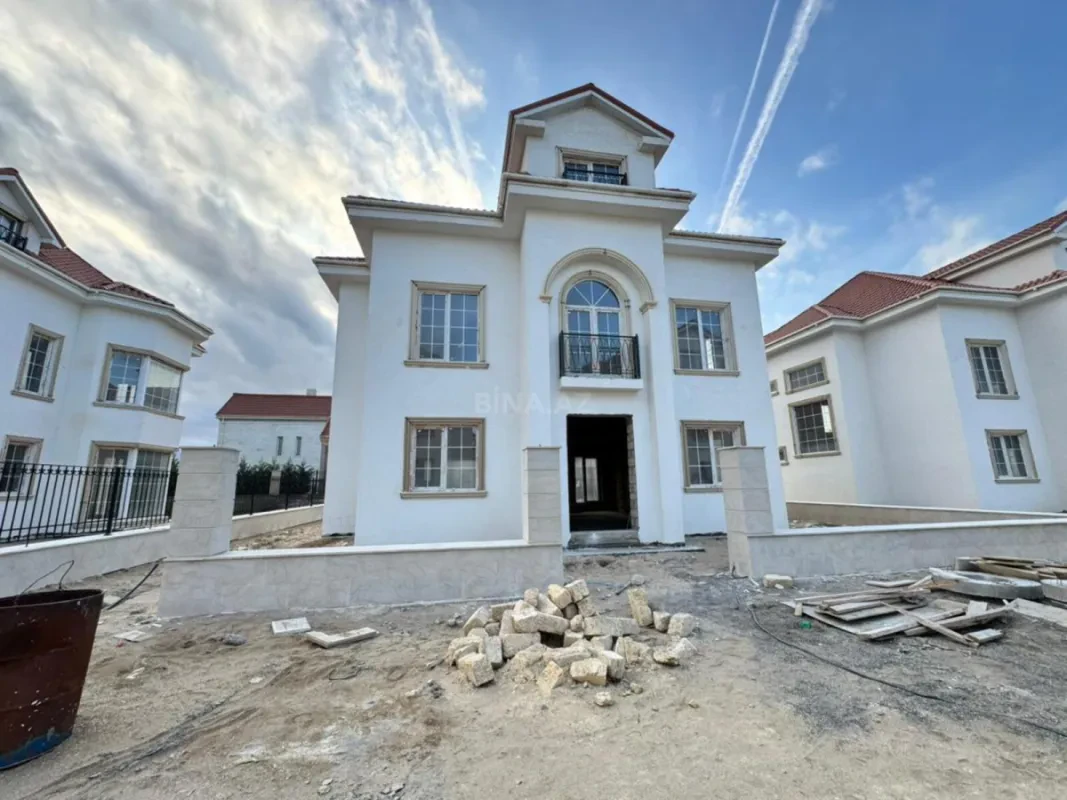 Satılır 9 otaqlı həyət evi 380 m²