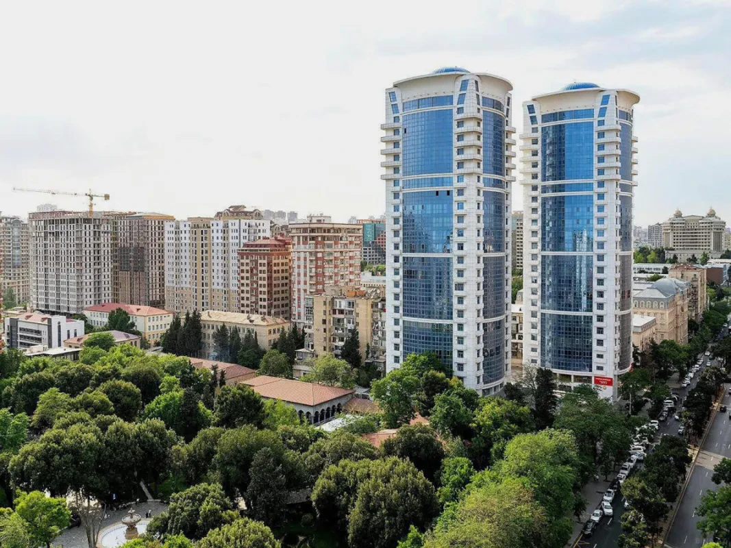 Satılır 4 otaqlı mənzil 239 m²