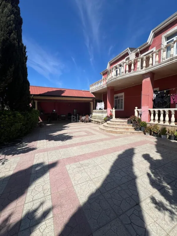 Satılır 7 otaqlı həyət evi 300 m²
