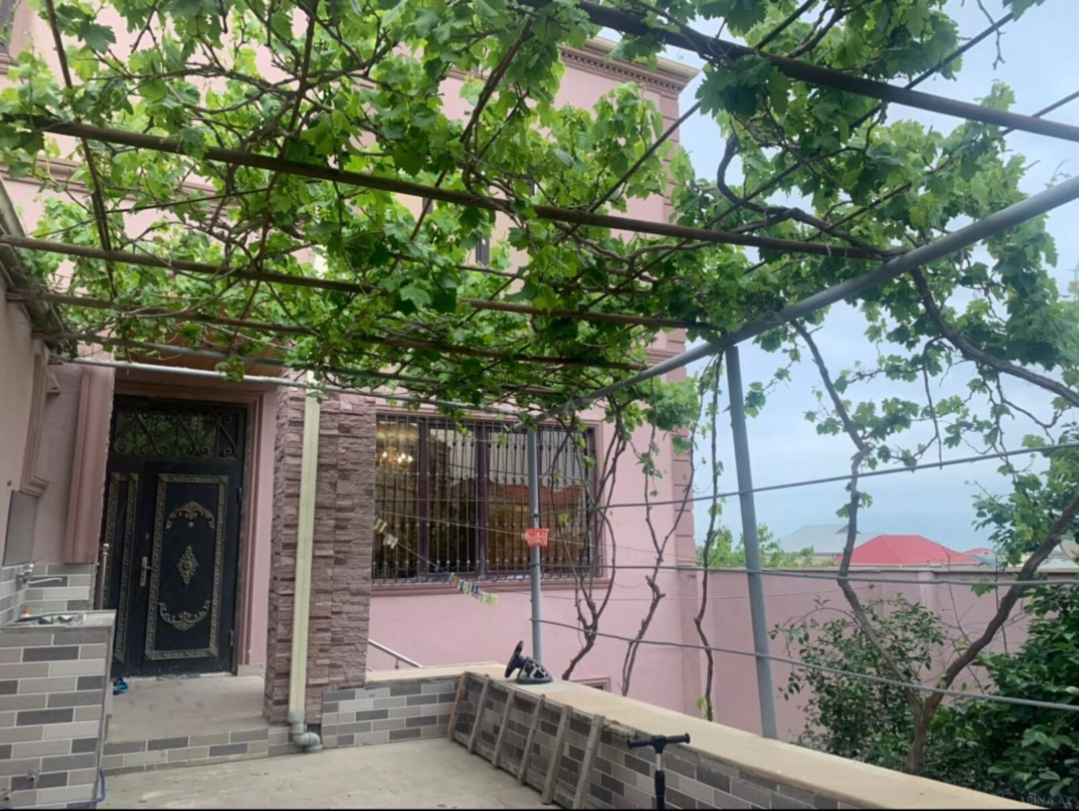 Satılır 10 otaqlı həyət evi 480 m²