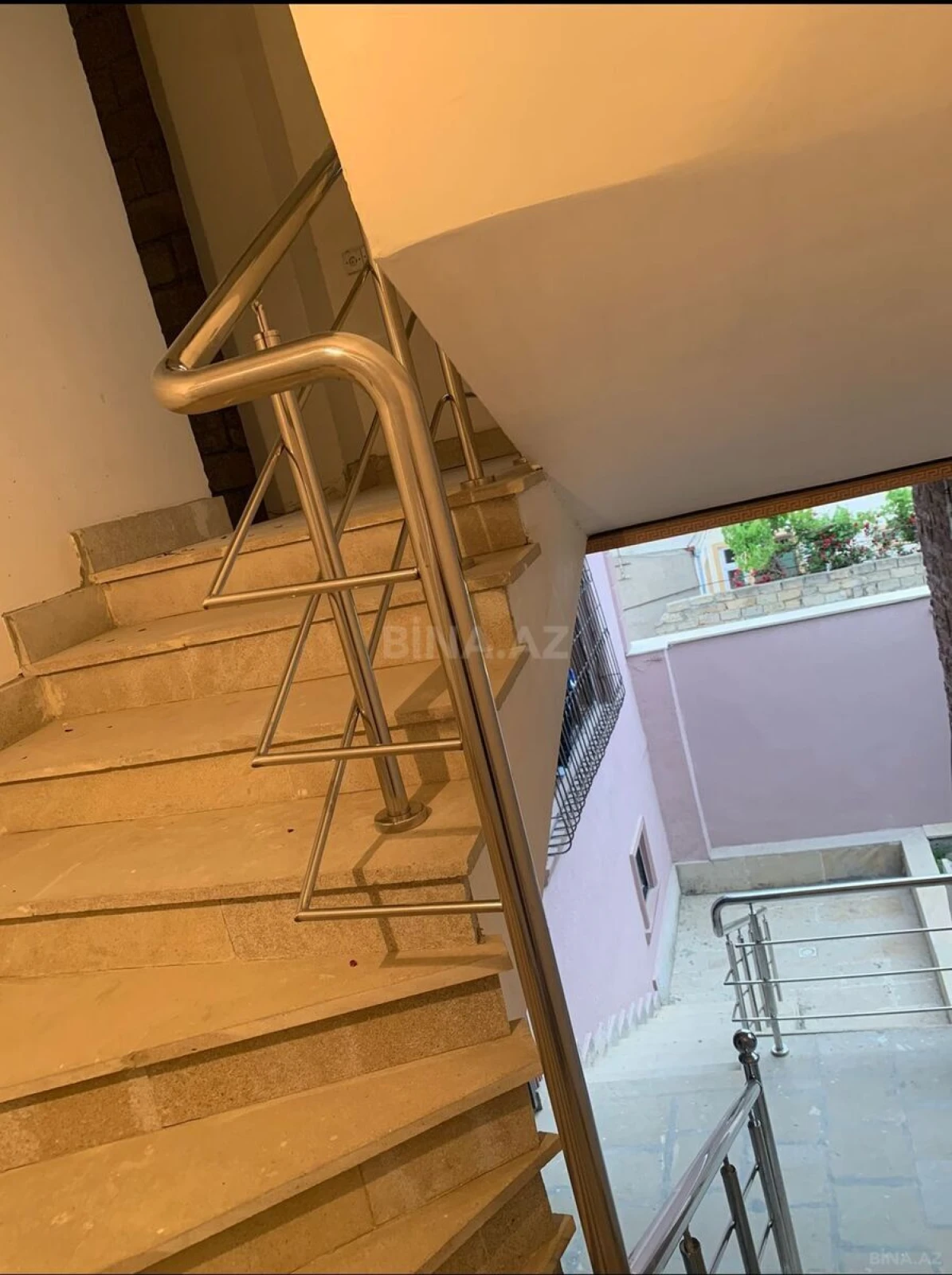 Satılır 10 otaqlı həyət evi 480 m²