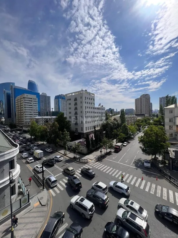 Satılır 4 otaqlı mənzil 195 m²