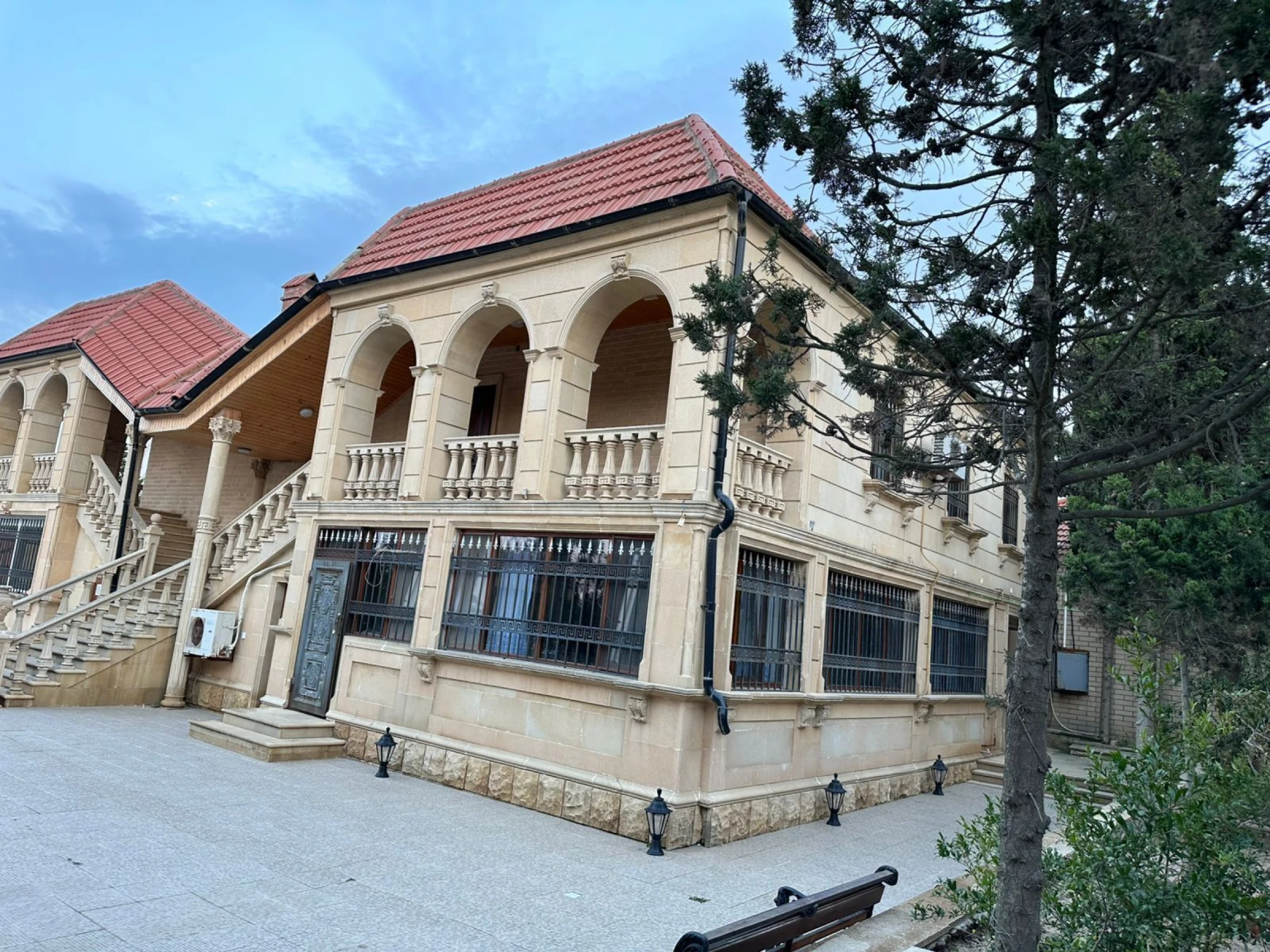 Kirayə verilir 9 otaqlı həyət evi 850 m²