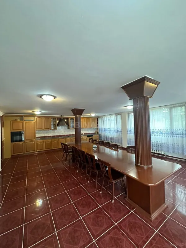 Kirayə verilir 9 otaqlı həyət evi 850 m²