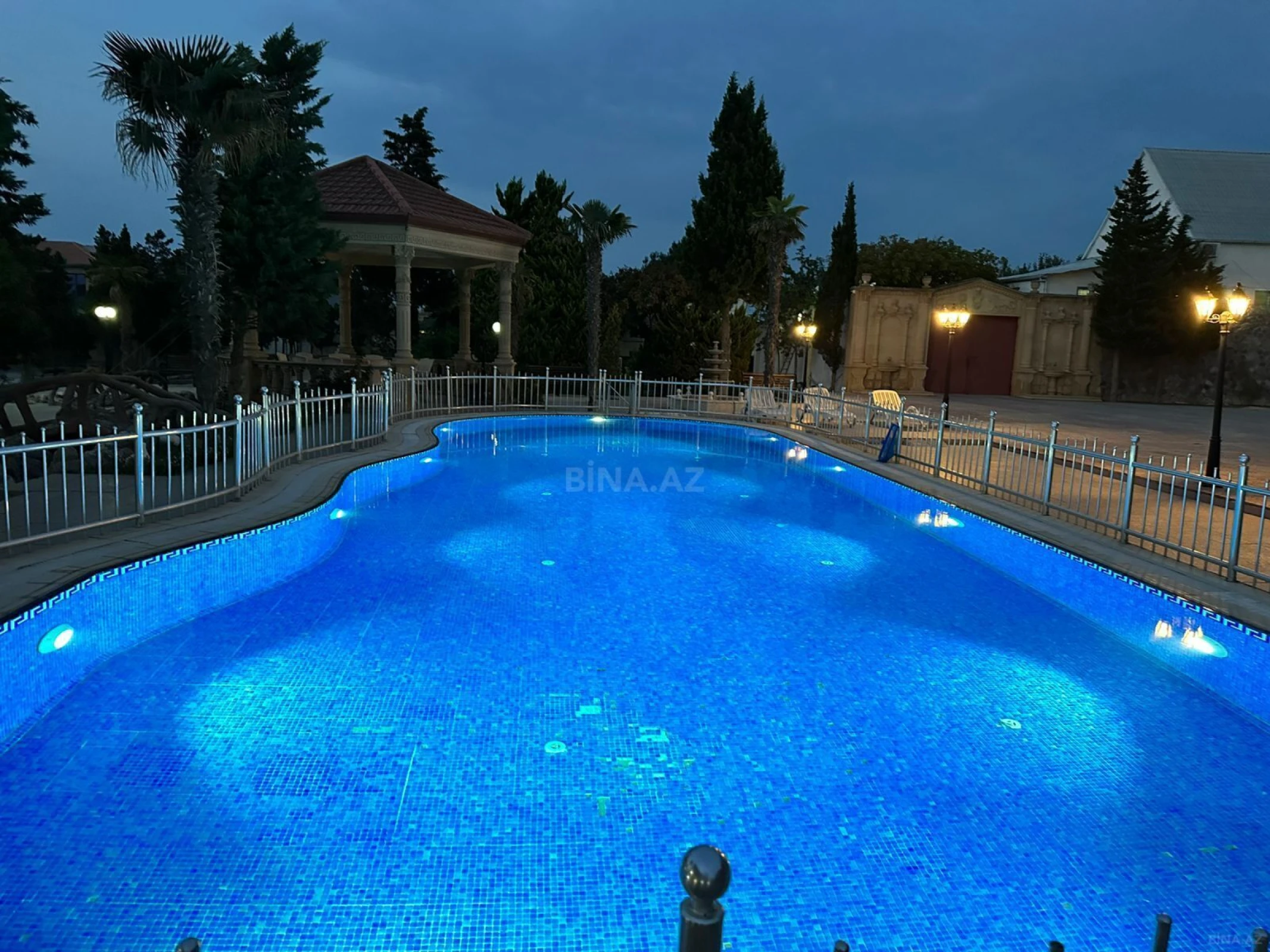 Kirayə verilir 9 otaqlı həyət evi 850 m²