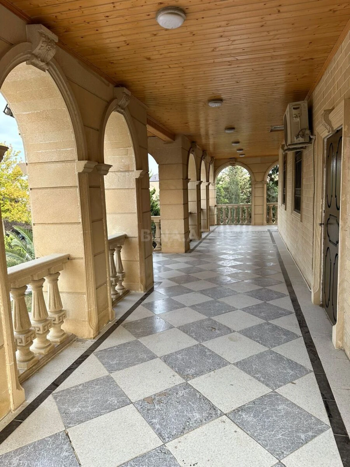 Kirayə verilir 9 otaqlı həyət evi 850 m²