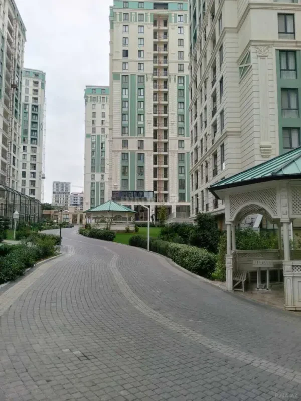Satılır 4 otaqlı mənzil 220.6 m²