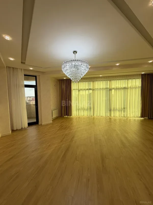 Satılır 3 otaqlı mənzil 130 m²