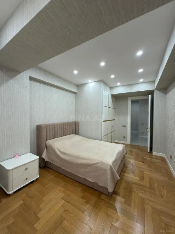 Satılır 5 otaqlı mənzil 200 m²