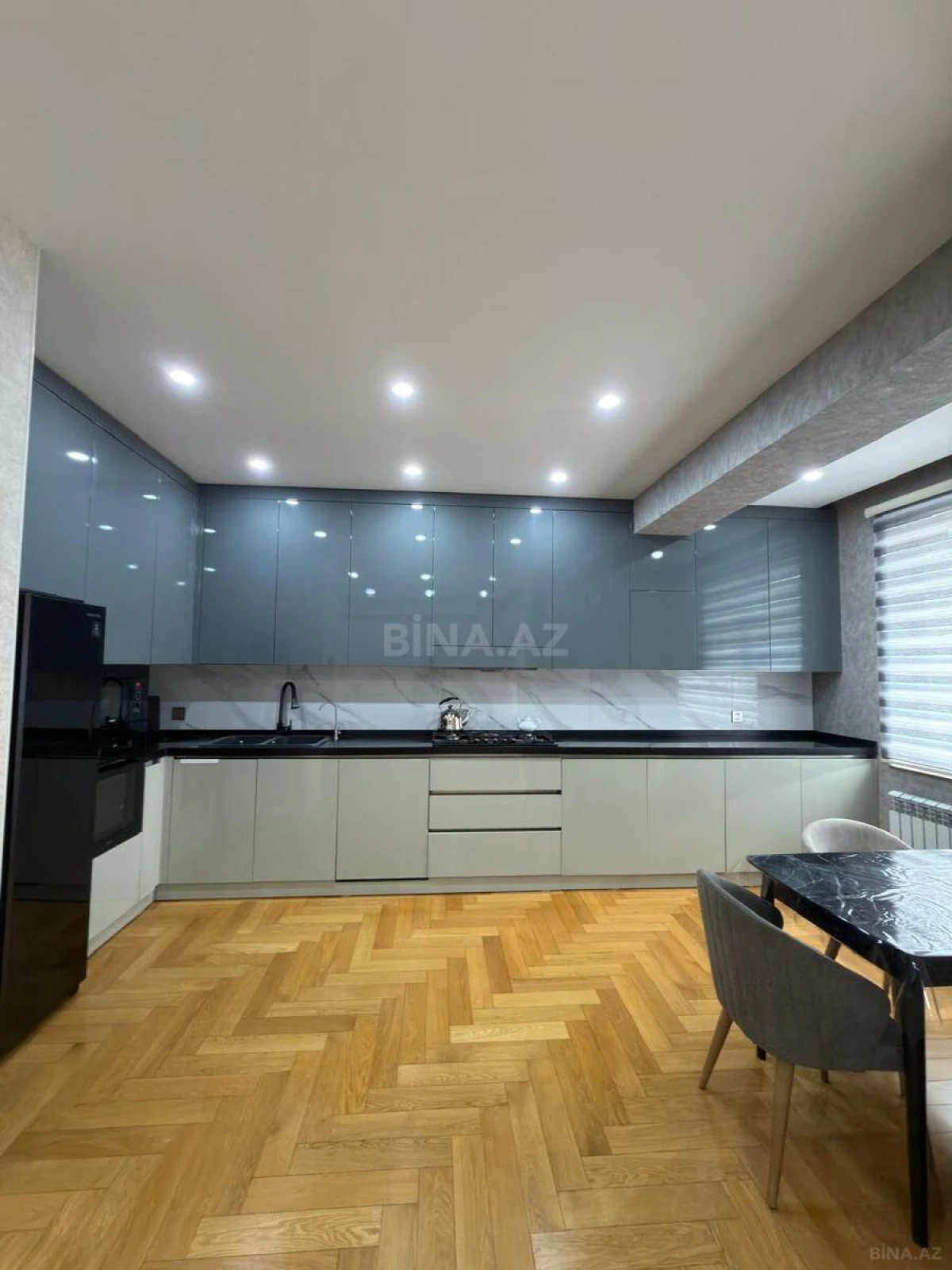 Satılır 5 otaqlı mənzil 200 m²