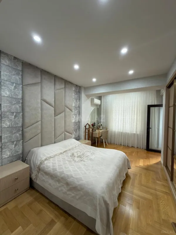 Satılır 5 otaqlı mənzil 200 m²