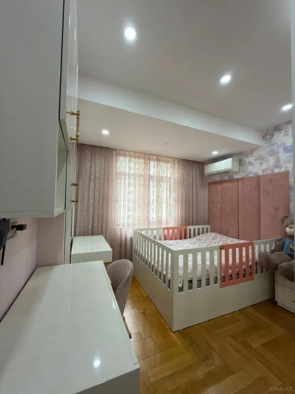Satılır 5 otaqlı mənzil 200 m²