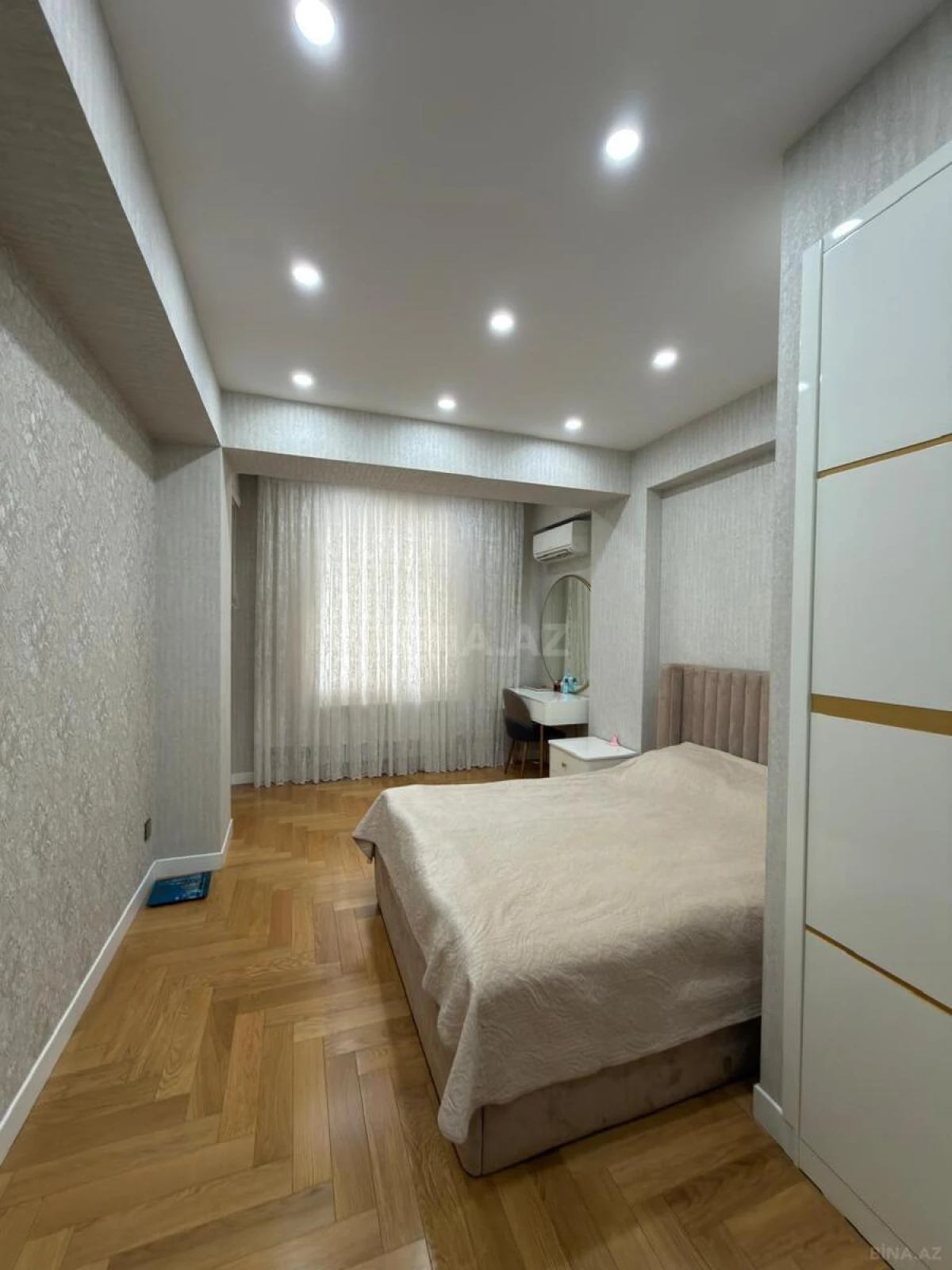 Satılır 5 otaqlı mənzil 200 m²