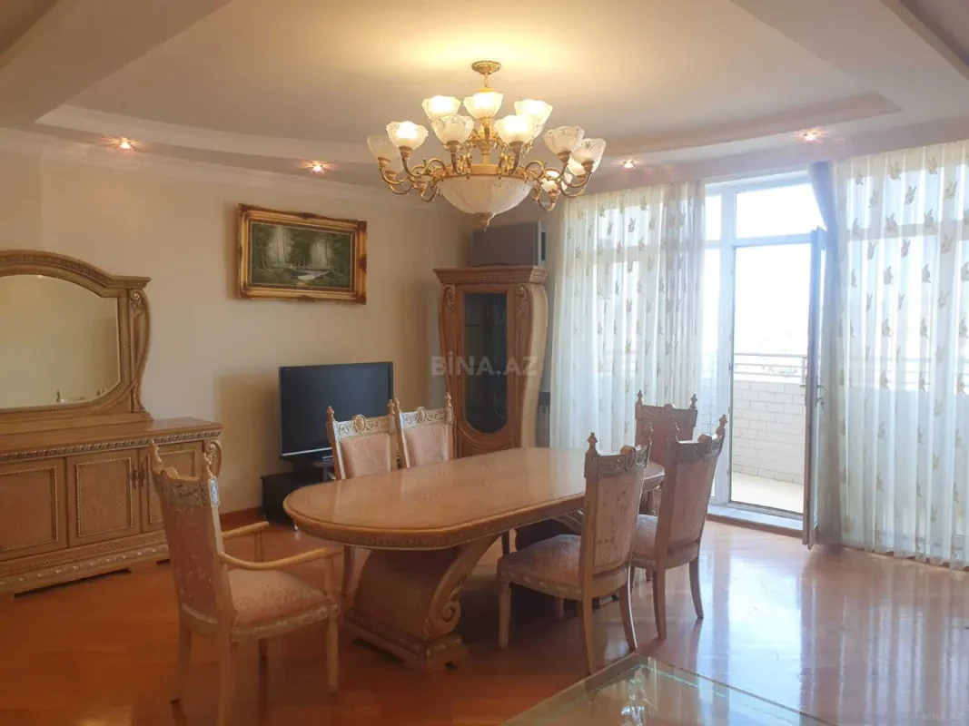 Satılır 4 otaqlı mənzil 175 m²