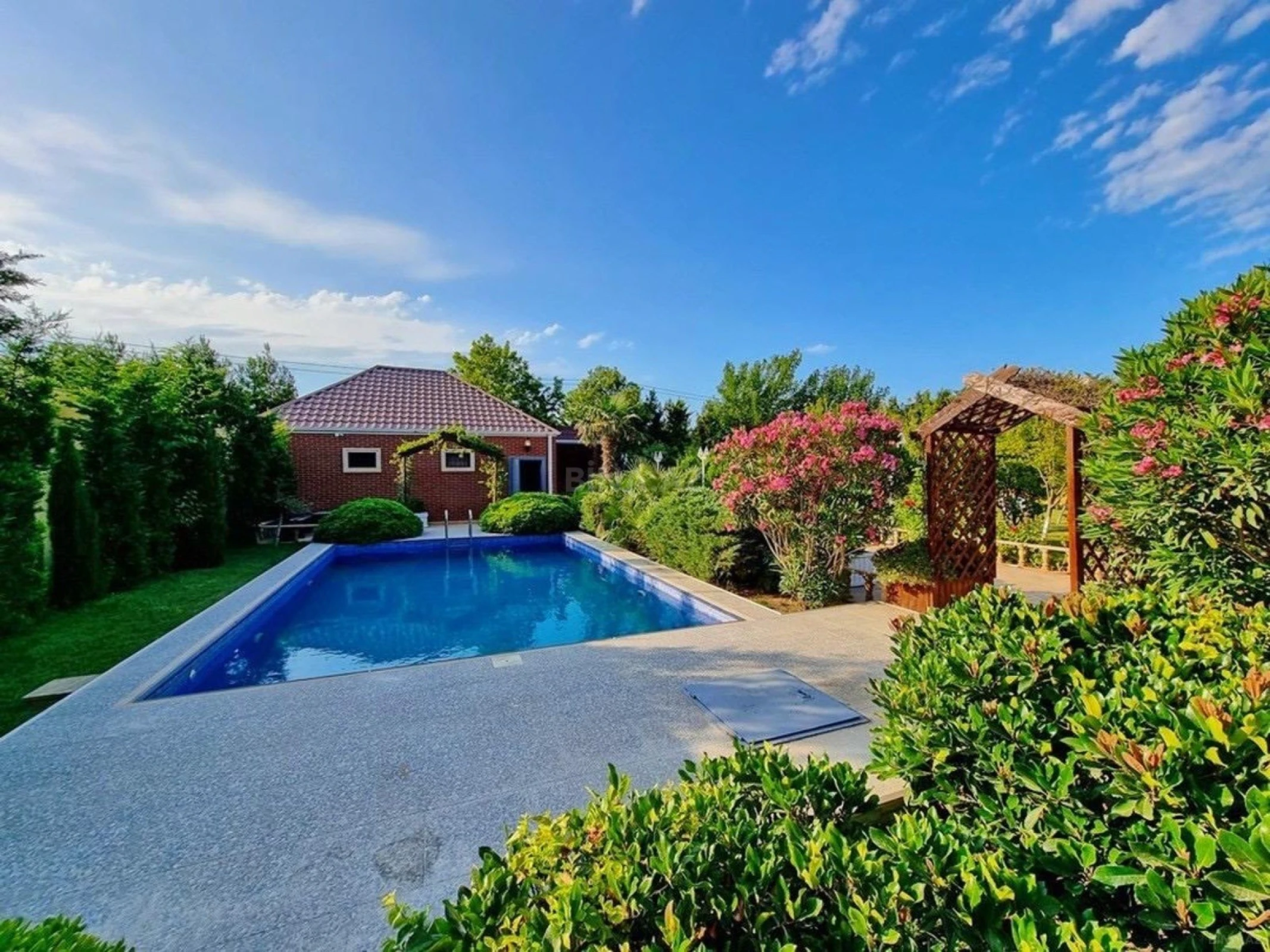 Kirayə verilir 4 otaqlı həyət evi 380 m²