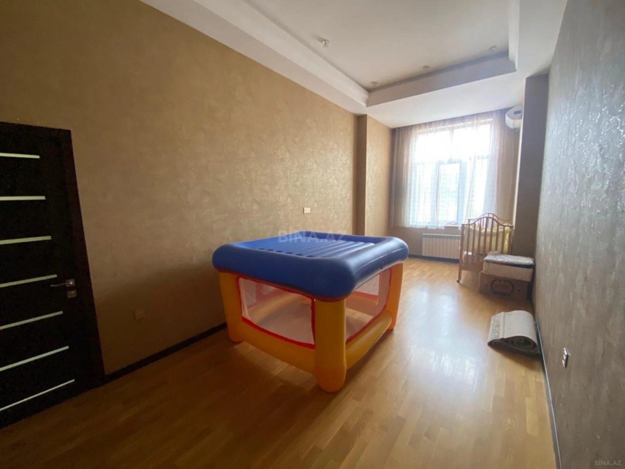 Satılır 4 otaqlı mənzil 210 m²