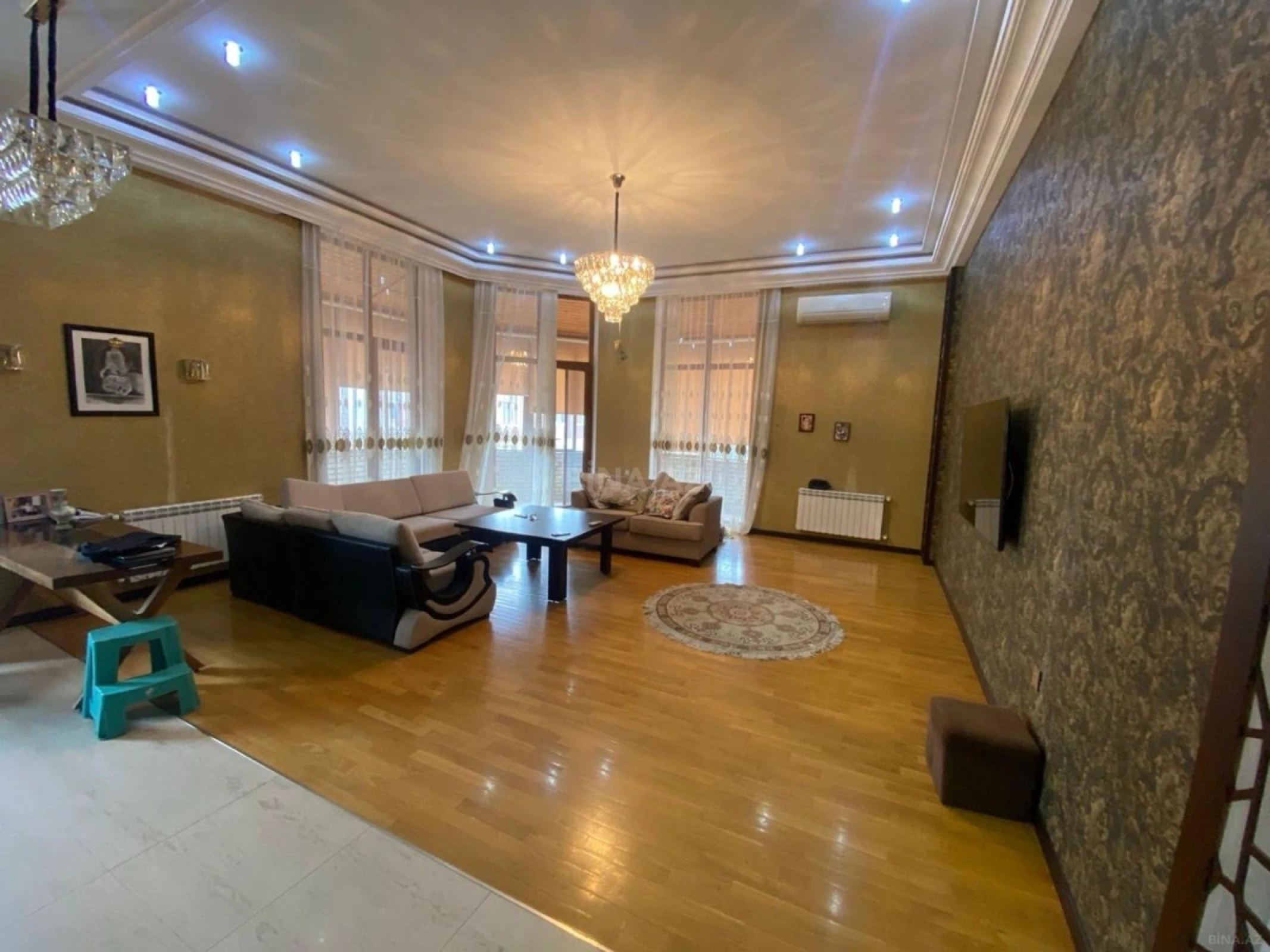 Satılır 4 otaqlı mənzil 210 m²
