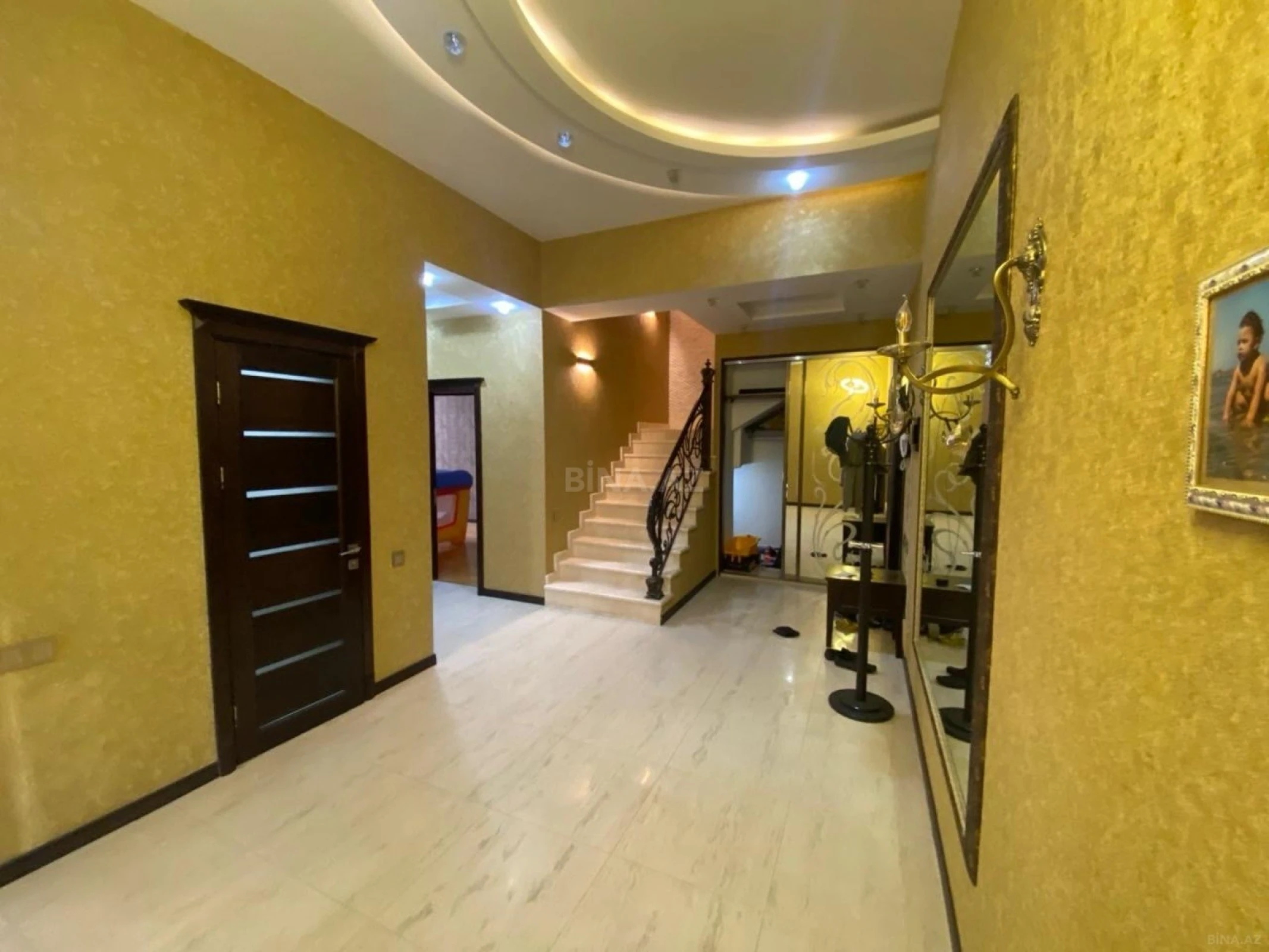 Satılır 4 otaqlı mənzil 210 m²