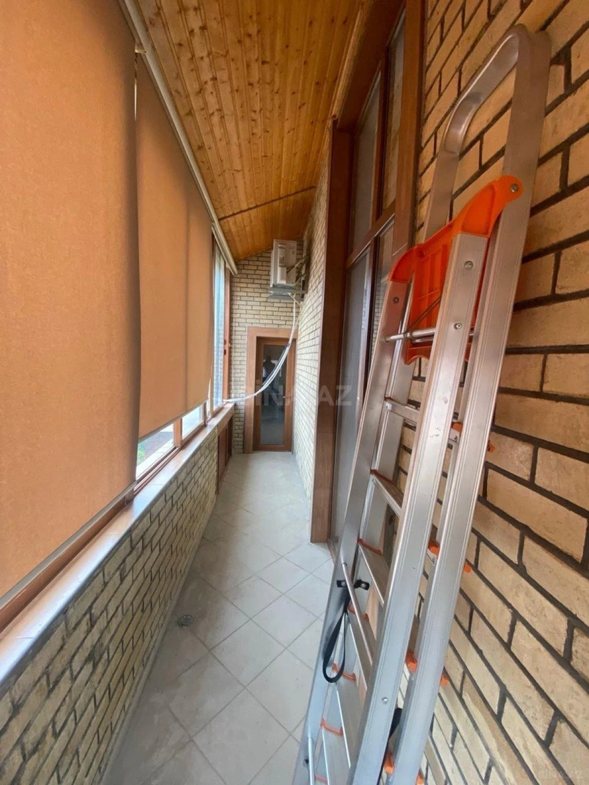 Satılır 4 otaqlı mənzil 210 m²