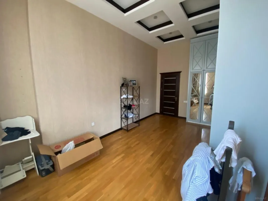 Satılır 4 otaqlı mənzil 210 m²