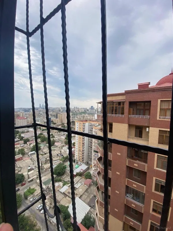 Satılır 4 otaqlı mənzil 210 m²